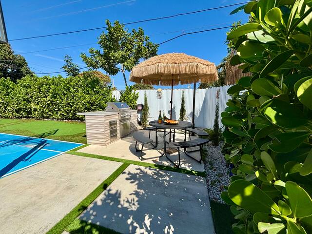 LUXURIOUS SUPER HOST HOLLYWOOD HOUSE, POOL HEATER gallery image 4