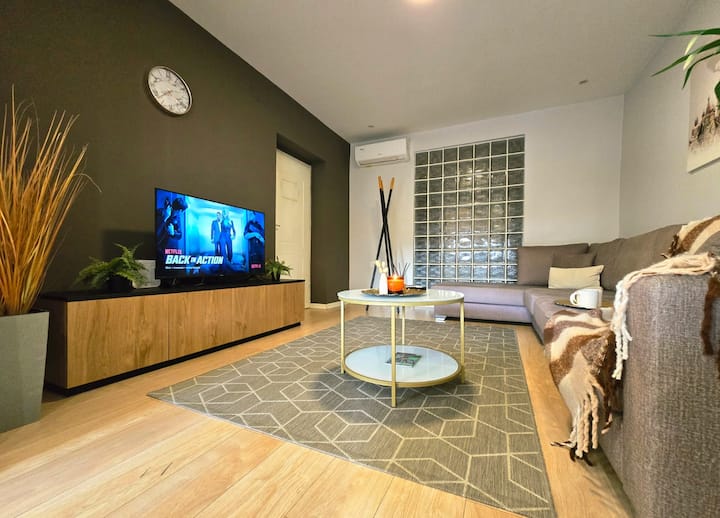 Chic Central Apartment | Near Blloku Nightlife - Tirana