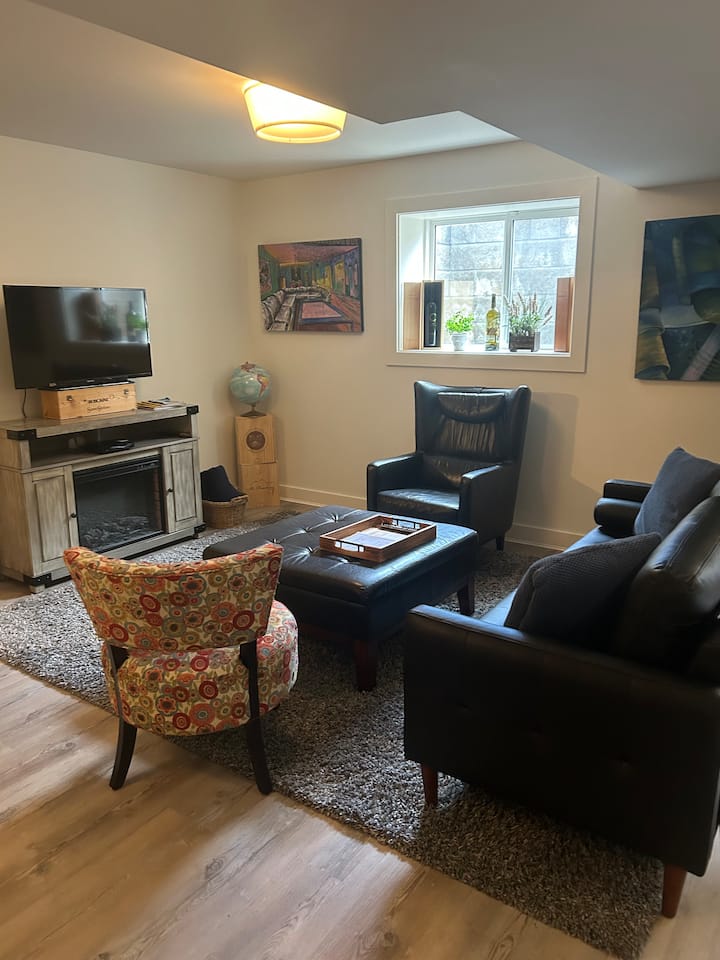 Adorable Suite With Patio - Kelowna