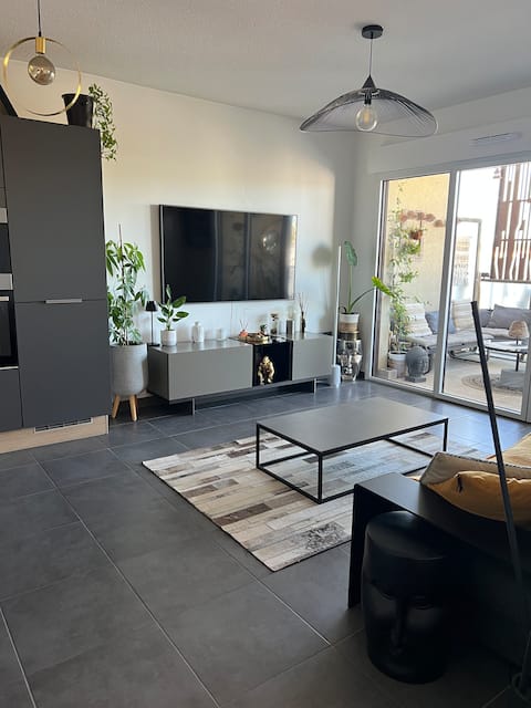 Annonce Airbnb populaire: Bright apartment with unoverlooked terrace à Prés D'arènes