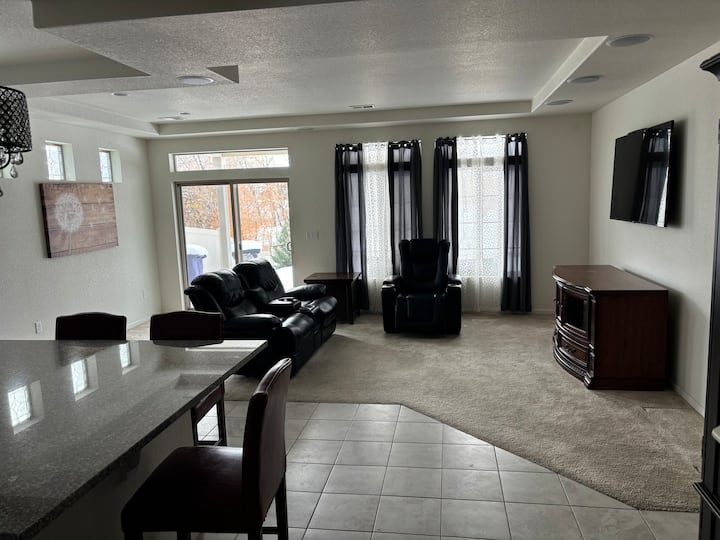 Beautiful Home With 3 Bedrooms & 5 Beds - Aurora, CO