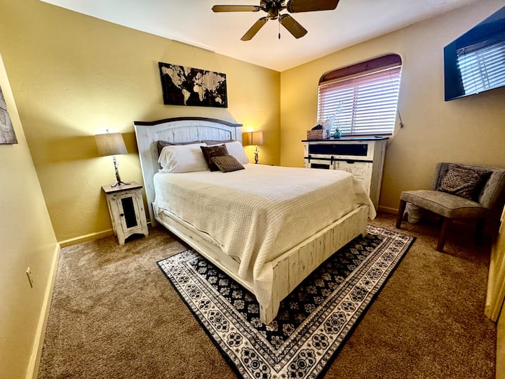 Spálňa pre hostí so super pohodlným matracom veľkosti Queen a kvalitnou posteľnou bielizňou. Veľmi tichá izba s výhľadom na dvor a púštne umývanie za domom. Skriňa s vešiakmi, inteligentnou televíziou, stoličkou a stropným ventilátorom.