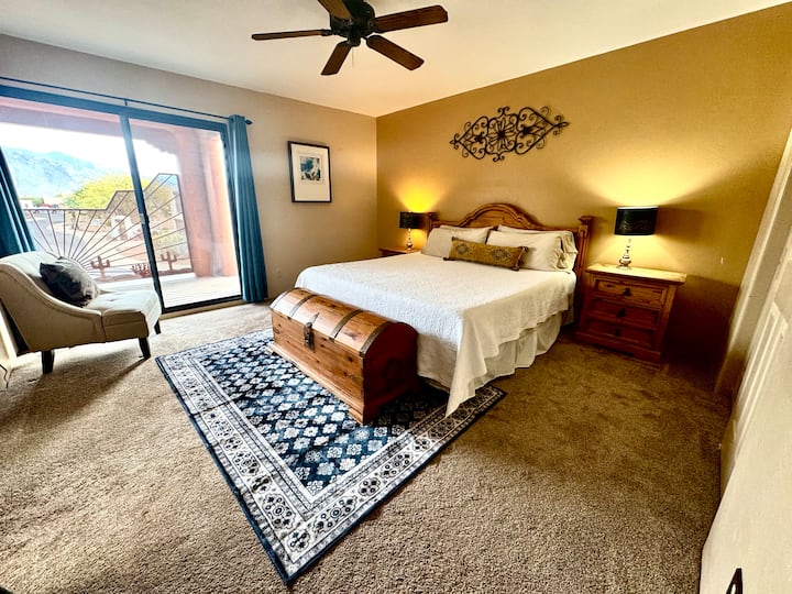 Priestranná a pohodlná hlavná spálňa s vlastnou kúpeľňou a terasou s výhľadom na hory 