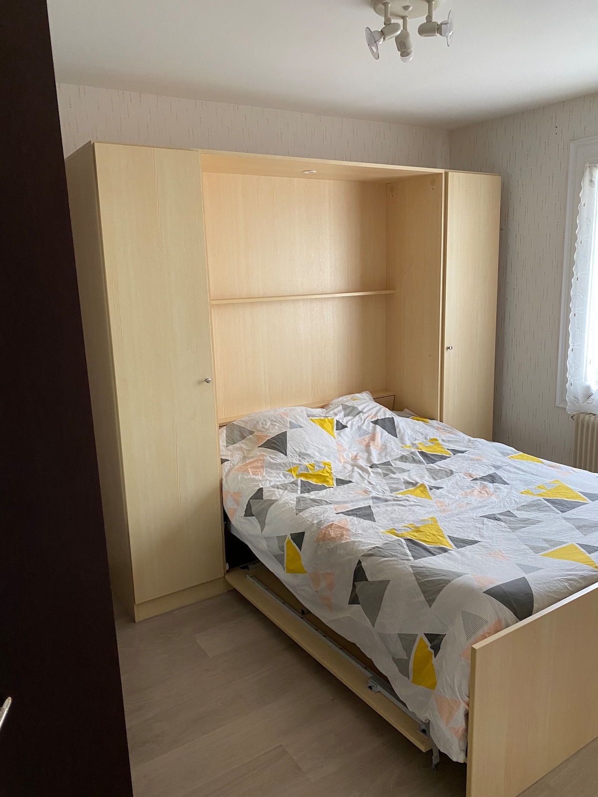 غرفة نوم ثانية في الطابق الأرضي سرير مزدوج 140 × 190 مع خزانات