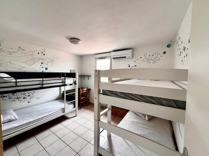 Chambre avec 4 lits simples. Ambiance réserve marine de Banyuls. Climatisation individuelle 

4 single bed bedroom with snorkeling atmosphere. Air conditioning