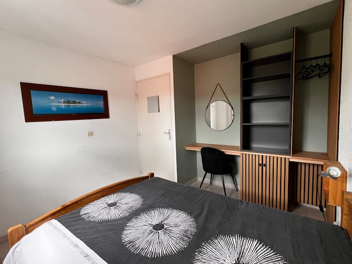 Chambre avec lit double, fenêtre avec vue sur la Madeloc. Nouvel aménagement 2026 avec coiffeuse. Climatisation individuelle 

Double bed bedroom with air conditioning