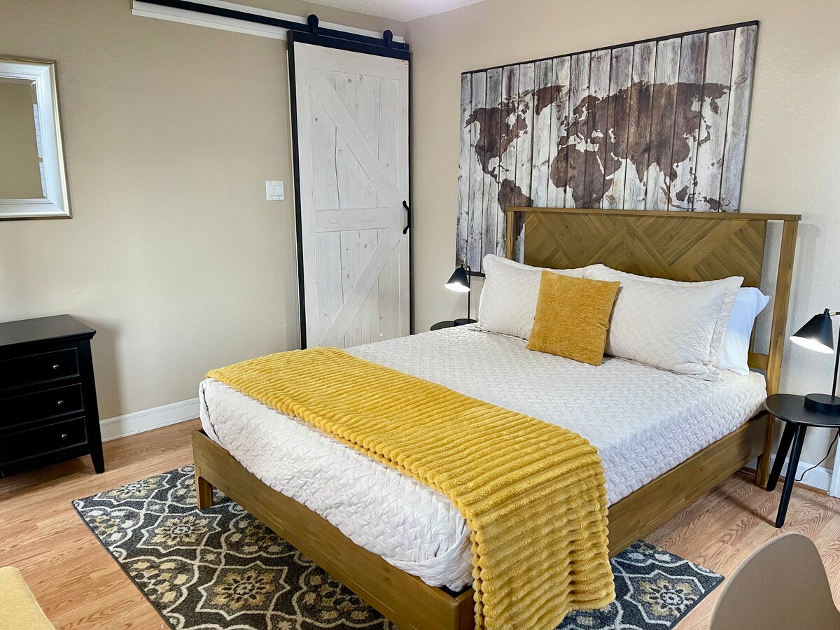 Huvudsovrum med queen size-säng och arbetsstation 