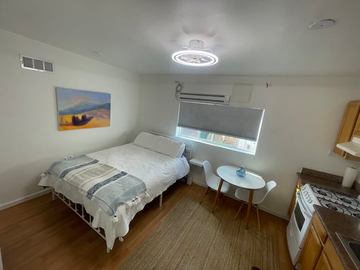 Quite Cozy Apartment W/ Parking And New Bed! - Oakland, CA