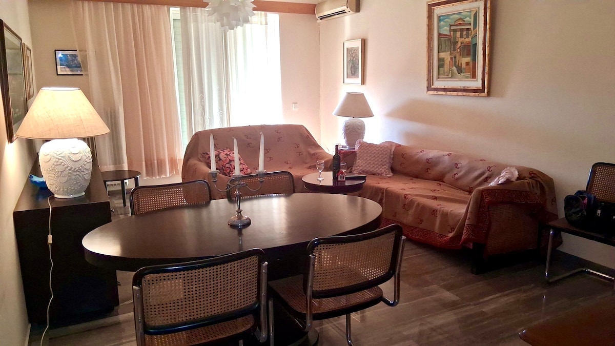 Cozy salon-dining room with sofa bed!