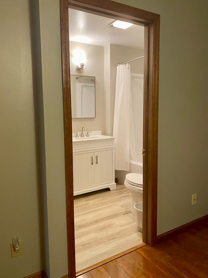 Queen bed with en suite full bath.