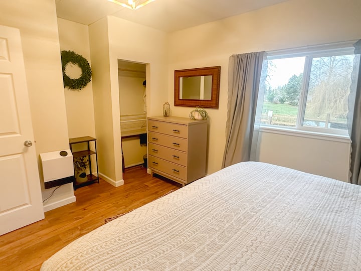 هناك ستائر تعتيم للمساعدة في حجب الشمس في الصيف حتى تتمكن من النوم. مساحة كبيرة في الخزانة لتفريغها! مكواة/لوح مكواة صغير في الدرج السفلي 