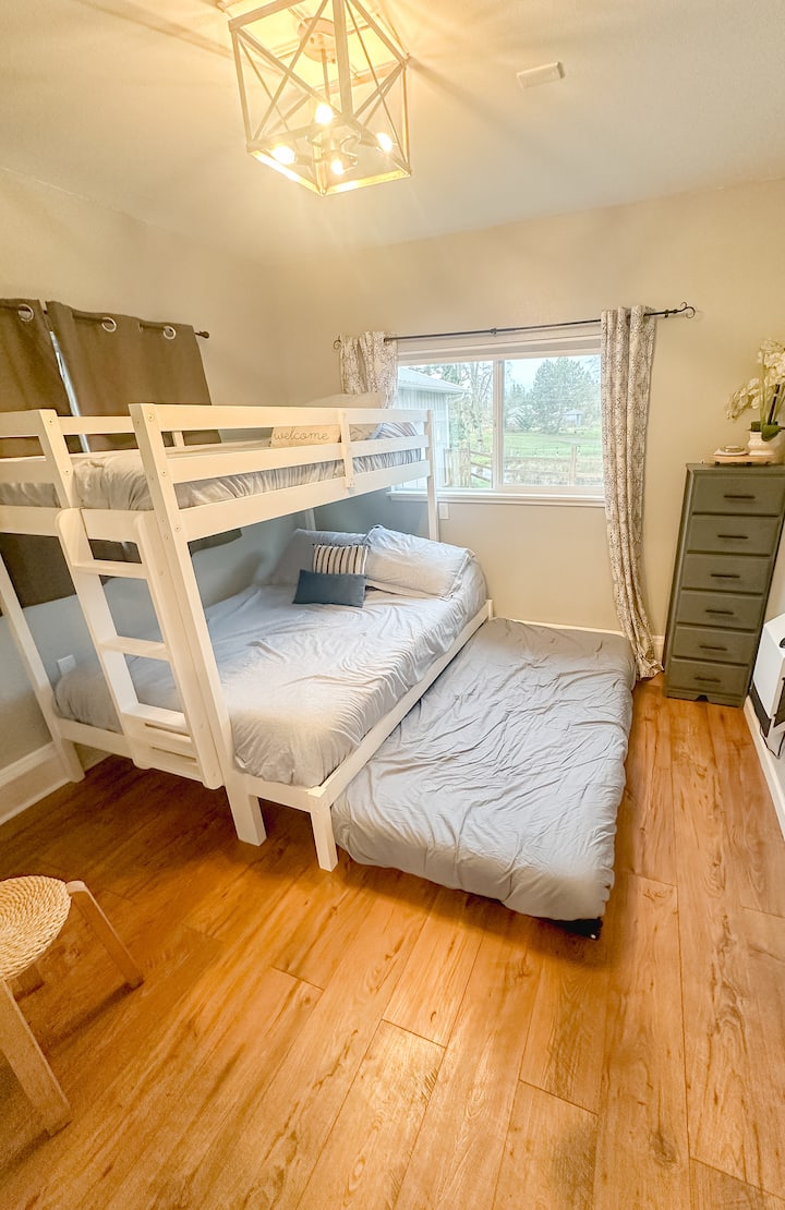 ينزلق هذا السرير المزدوج القابل للتحريك تحت السرير المكون من طابقين عندما لا يكون قيد الاستخدام. توجد مفارش ووسائد إضافية في الخزانة 