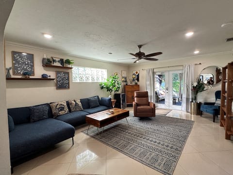 Popular Airbnb listing: The Pink Flamingo - Luxurious Oasis w/ Heated Pool in Oakland Park