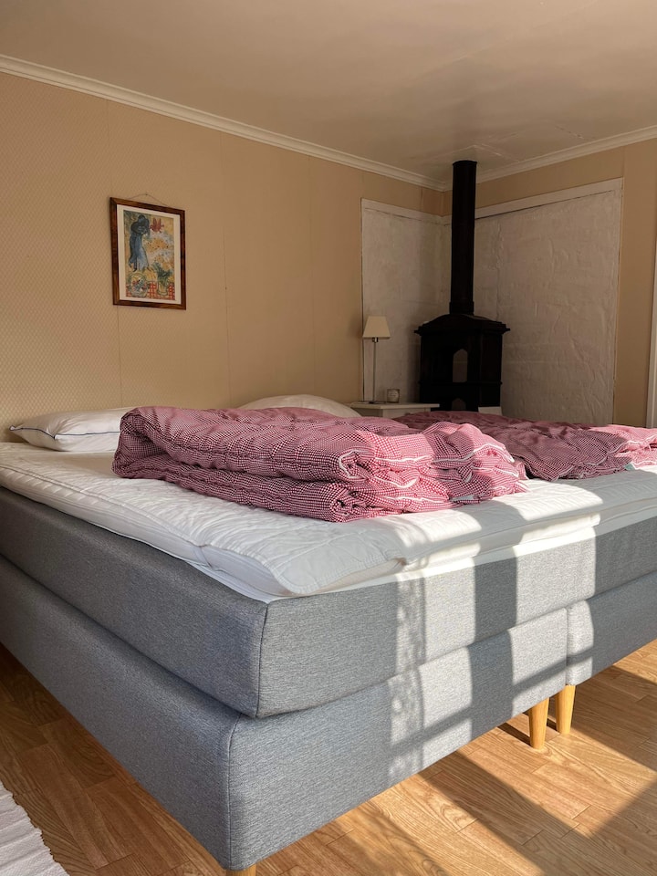 Chumba kikuu cha kulala. Kitanda 1 sentimita 180 x 200. 