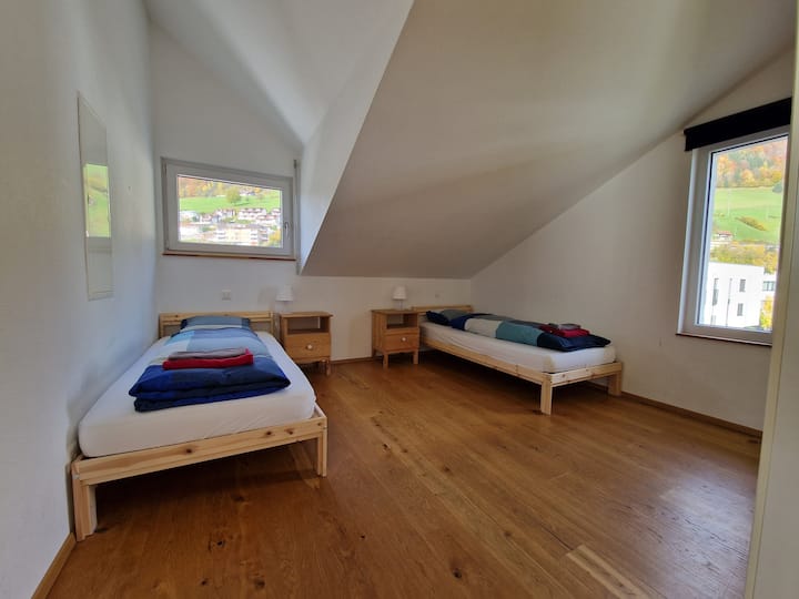 Prvá spálňa na najvyššom poschodí.  Postele môžu byť oddelené alebo posunuté k sebe, aby sa vytvorila posteľ veľkosti King (180 x 200 cm).