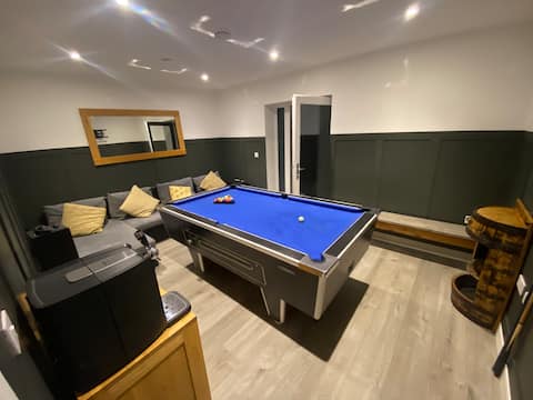***CASBLAIDD*** Hot tub / Pool table  modern home