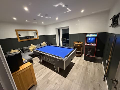***CASBLAIDD*** Hot tub / Pool table  modern home
