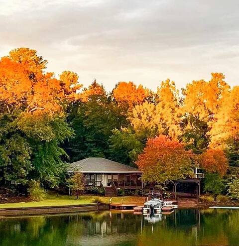 Lake Martin! Swim area,Ramp,Dock,Hot Tub,Fire Pit