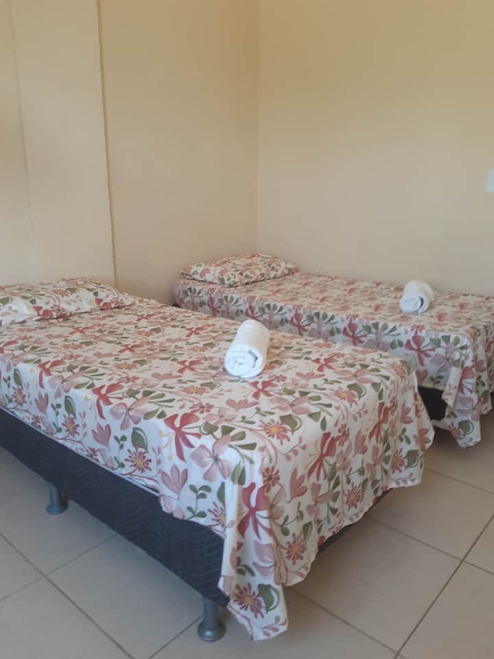 ¡Habitación doble de 2 camas! Solo ventilador.