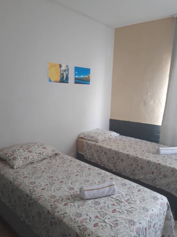 ¡Dormitorio B de 2 camas individuales! Solo ventilador.