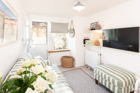 Top Airbnb: "The Cottage" tucked away in central Brixham in Brixham
