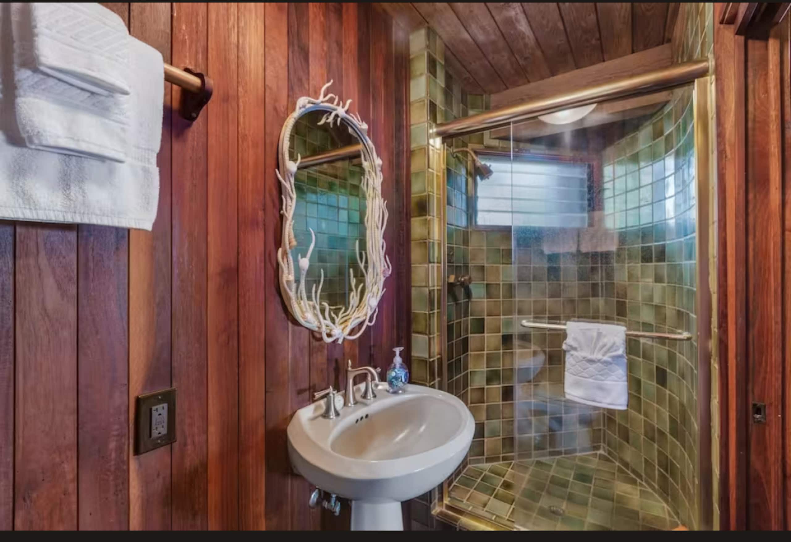 Home in Lahaina · ★4.83 · 5 bedrooms · 5 beds · 4 baths - Image 4