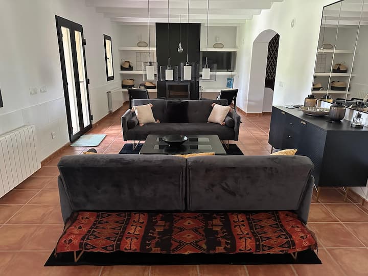 Sebule iliyo na meko na televisheni na mfumo wa muziki 