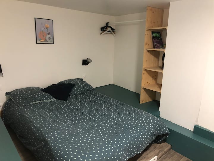 საძილე სივრცე, რომელშიც კიბით მოხვედრაა შესაძლებელი, მშვიდი და დახვეწილი ატმოსფეროთი გამოირჩევა. მცირე ზომის სანათი უზრუნველყოფს დისკრეტულ ბუნებრივ სინათლეს, რაც იდეალურია მშვიდი გარემოს შესაქმნელად და მშვიდი ძილისთვის.