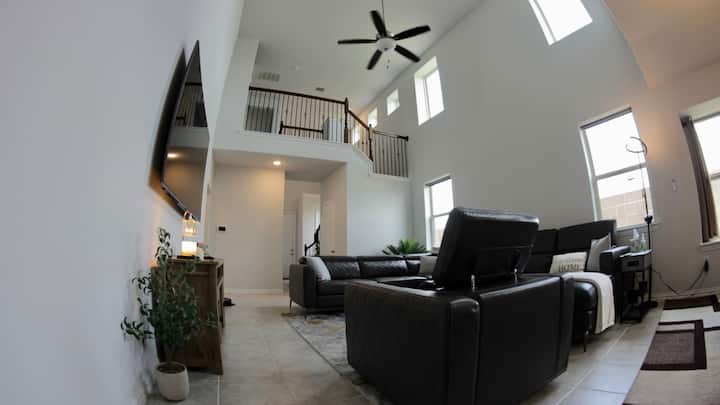 Calming 2 Story Home 15 Mins Away From Iah - Houston, TX
