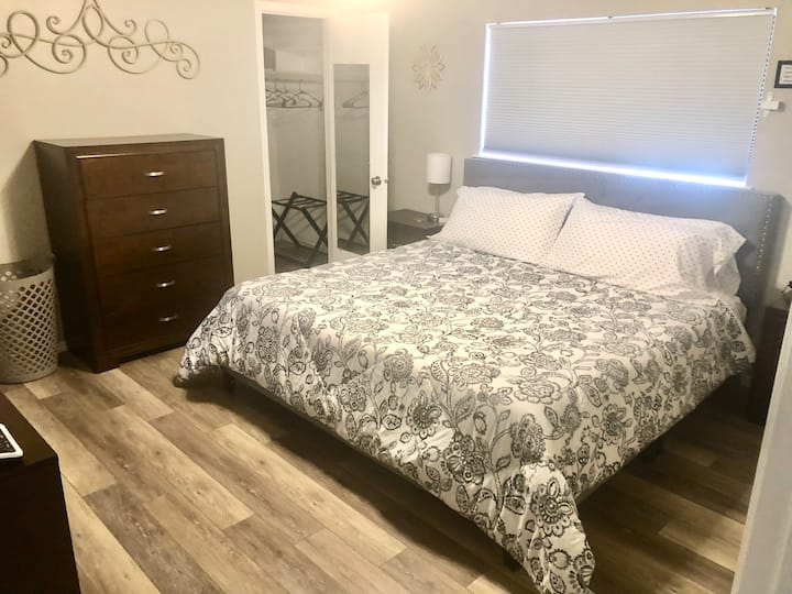 主卧配备2米宽双人床、梳妆台、柜子、智能电视、步入式衣柜、行李架和独立卫生间