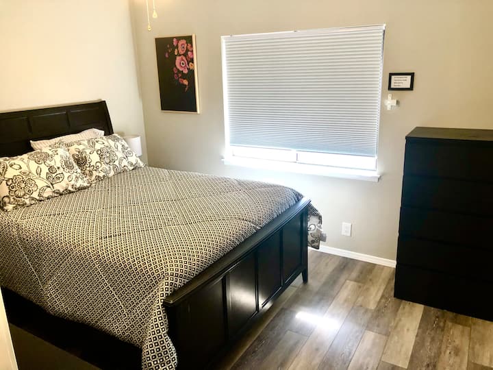 2号卧室配有标准双人床、床头柜、梳妆台、柜子、衣柜、智能消防电视和行李架