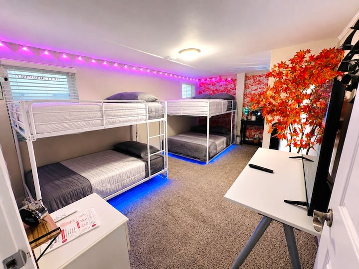 Spálňa č. 3 na spodnom poschodí ponúka (4) postele plnej veľkosti s 10-palcovými matracmi z pamäťovej peny, 65-palcový Smart TV s Google Chromecastom, Alexou Echo Dot, osvetlením Govee a ultra mäkkou posteľnou bielizňou z mikrovlákna.Ideálne pre rodiny, spoluhráčov alebo skupiny cestujúce spolu.