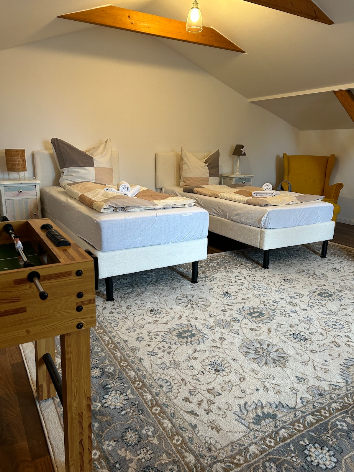 Spavaća soba na katu 1 kat 2 kreveta 90/200, s nogometnim kickerom 