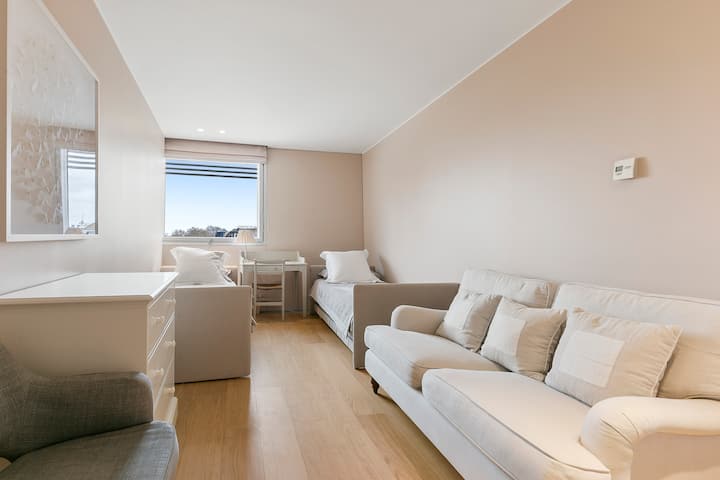 La recámara 2 tiene vista al parque Battersea y a la central eléctrica de Battersea. Tiene capacidad para 3 personas (3 camas individuales) o 1 cama doble y 1 cama individual. Se pueden unir 2 camas individuales para formar 1 cama doble. Cama individual extraíble Plus 1 de tamaño regular/colchón regular de Flou (Duetto)