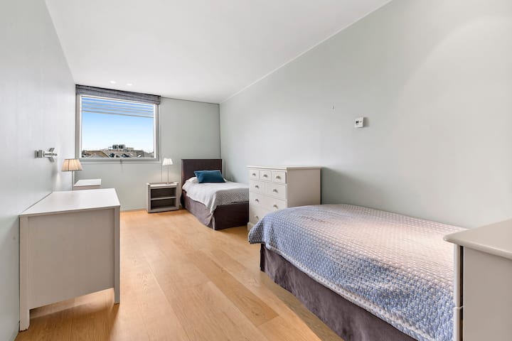 La recámara 3 tiene vista al parque Battersea y a la central eléctrica de Battersea. Tiene capacidad para 3 personas (3 camas individuales o 1 cama doble + 1 cama individual. 2 camas individuales se pueden unir para formar 1 cama doble. Además, 1 cama individual extraíble de tamaño regular/con colchón regular de Flou (Duetto)