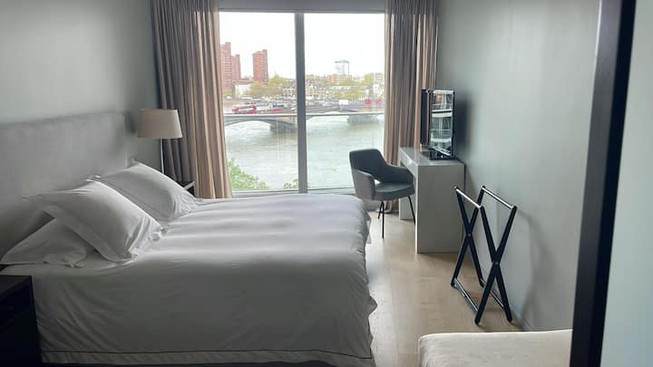 Recámara principal con balcón con vista a Chelsea y al río Támesis