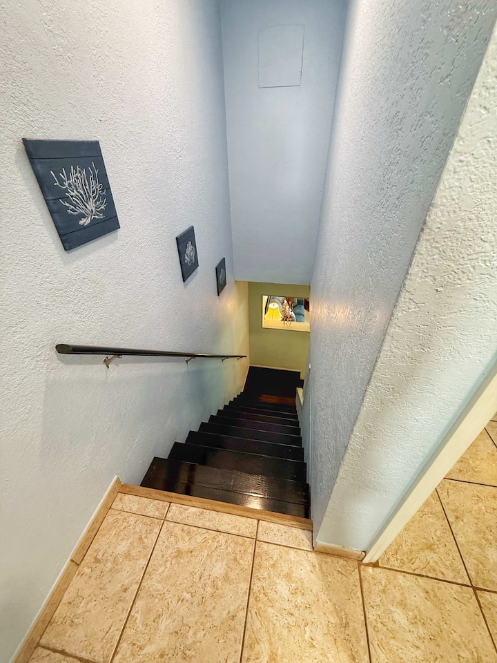 Des escaliers menant aux chambres