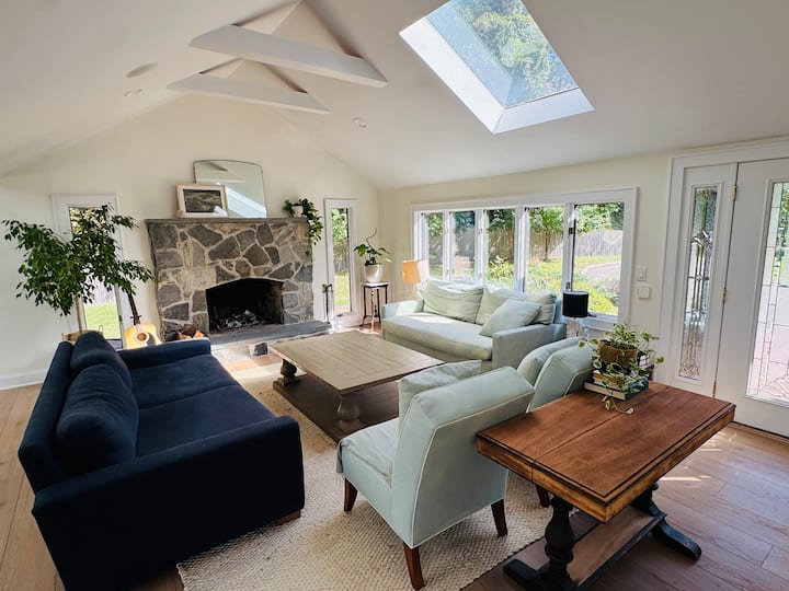 Beachfront Estate, Private Beach & Heated Pool - Broadway, NY