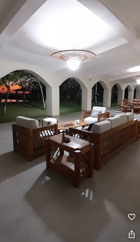 Casablanca - Oceanfront - 16 people - 5 rooms.