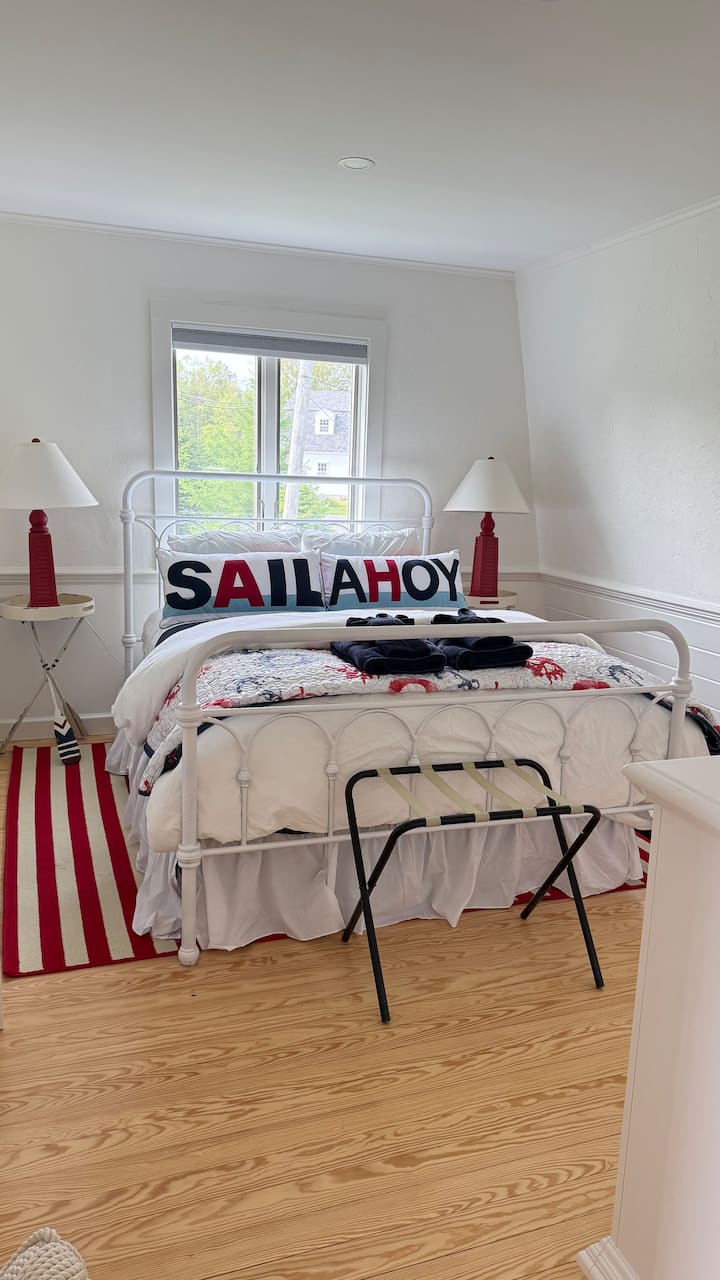 La chambre Sail Ahoy dispose d'un lit queen size, d'une commode et d'un placard.