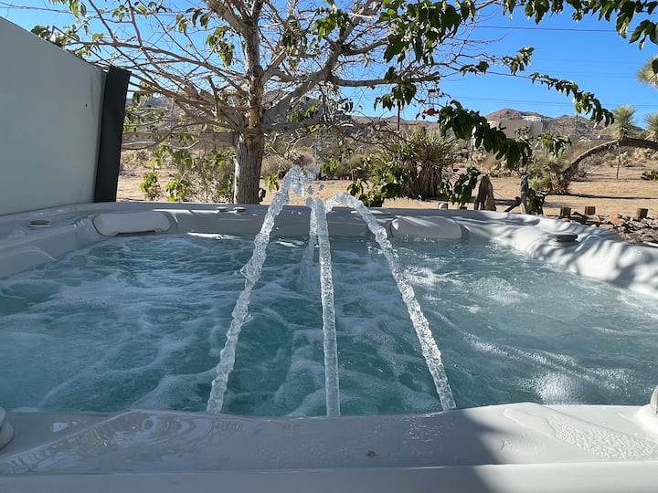 Hot Tub Stargazing + Fire Pit, 10-min From Park - 約書亞樹