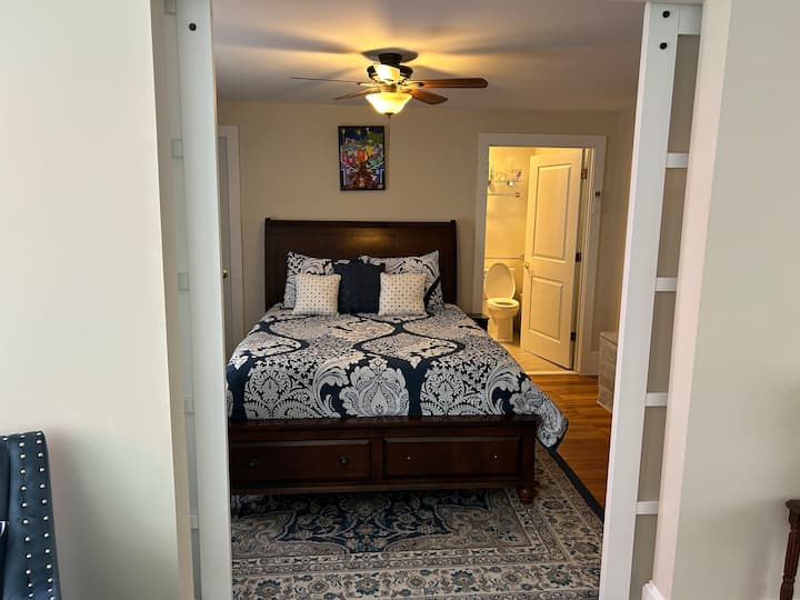 בחדר השינה הזה יש מיטת קווין סייז והוא נמצא בקומה הראשונה. 