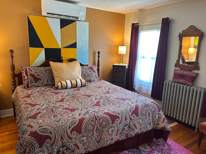 חדר שינה למעלה עם מיטת קינג סייז 