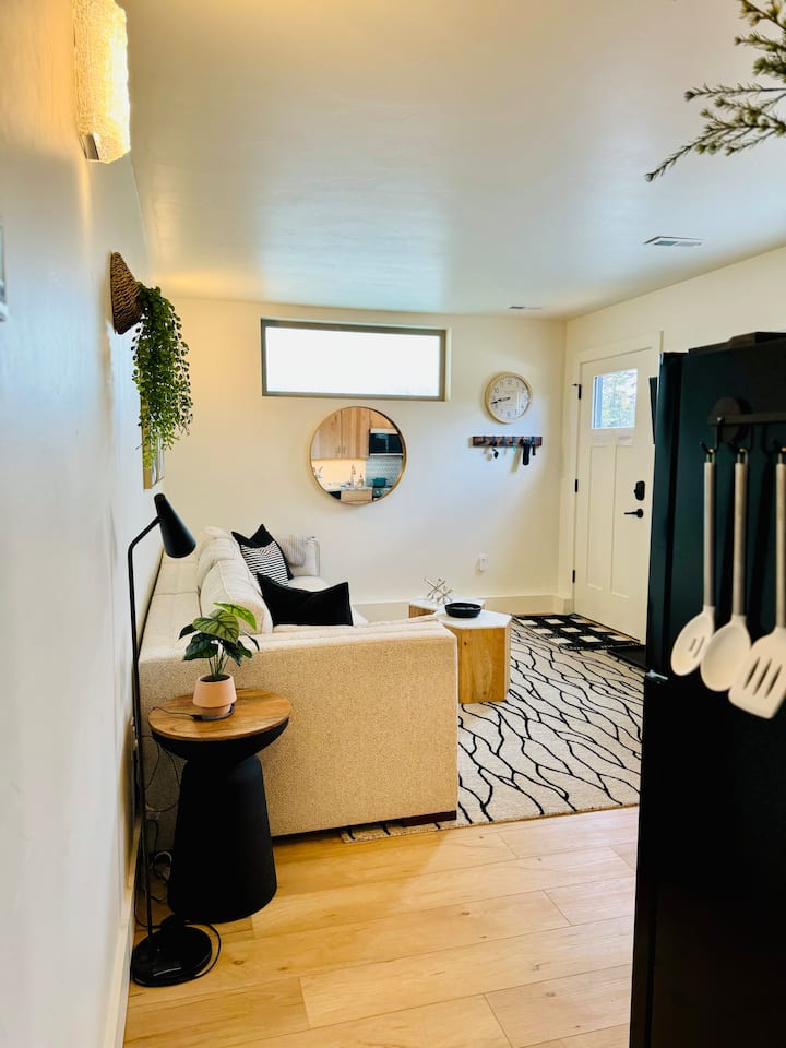 Hiland Hideaway - 1 Bed/1 Bath Attached Apartment - Anchorage