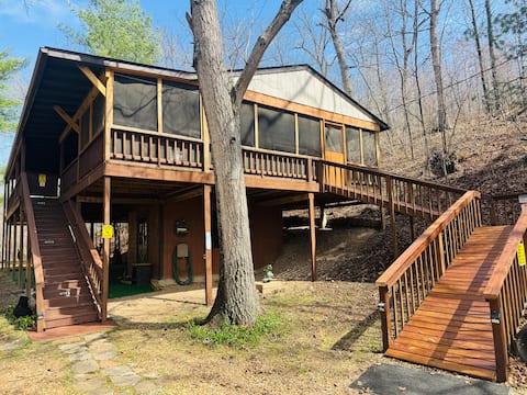 Secluded Treehouse Retreat By Lake Ozark