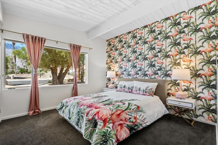 I guximshëm, flirtues dhe jo-pologetikisht Palm Springs. Mbretëresha Flamingo është një fantazi e pastër retro.