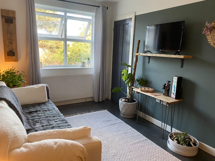 Lymm Art Staycation Suite - Free Parking - Knutsford