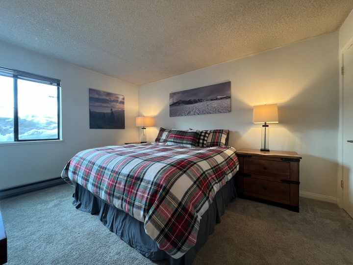 Krevat dopio "king" është shumë i rehatshëm dhe do të të japë një pushim të shkëlqyer për netët pas gjithë aktiviteteve të tua.