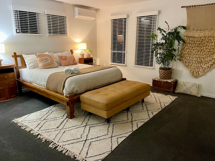 חדר שינה ראשי ענק למעלה עם חדר רחצה צמוד יפהפה וחלוק הליכה.