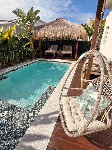 Coastal Retreat- Walk to Beach- Shops Sleeps 6